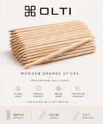 OLTI wooden orange sticks for manicures, stacked neatly with packaging text and icons: natural wood, strong and durable, precise shape, 100 pieces per pack, 11.5 cm length, 2-in-1 function.